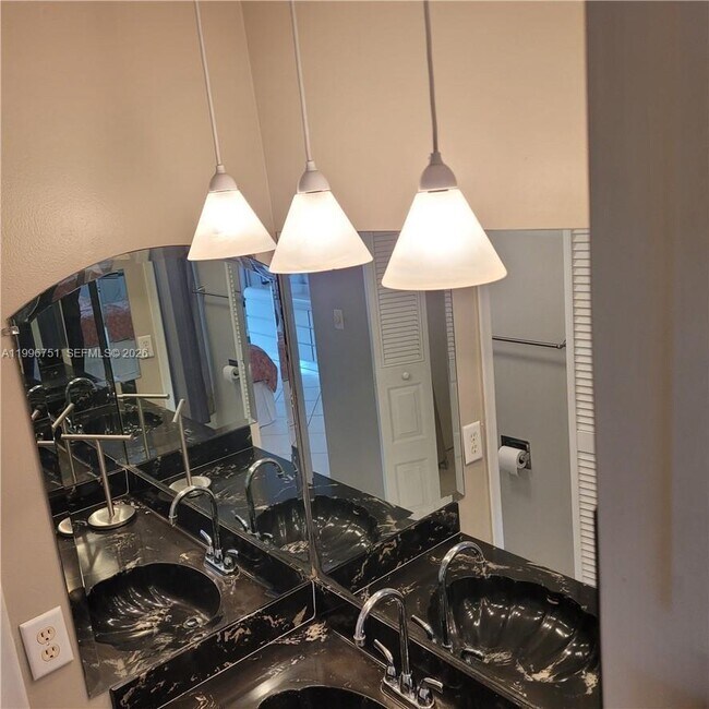 Building Photo - 3774 Inverrary Blvd