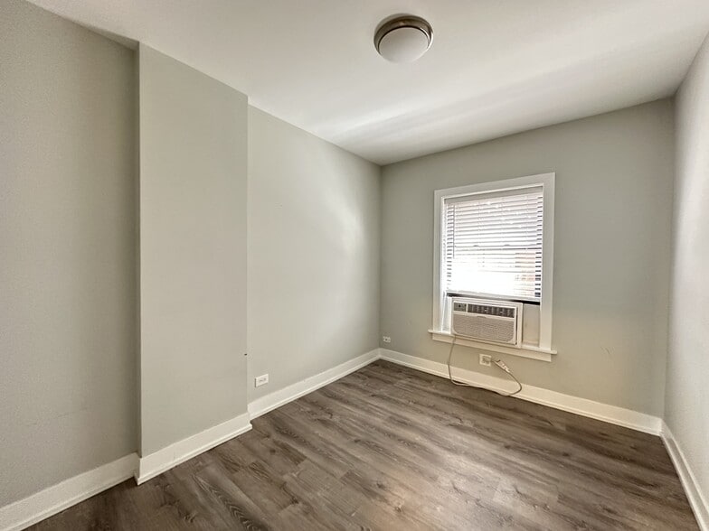 Building Photo - 722 W Brompton Ave