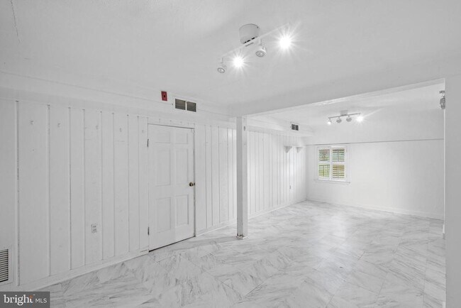 Building Photo - 9107 River Rd