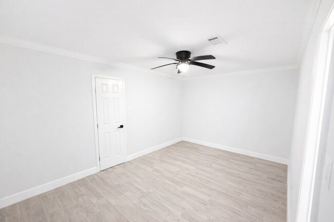 Building Photo - 313 Sycamore St