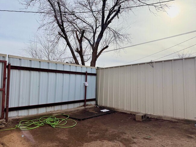 Building Photo - For Rent