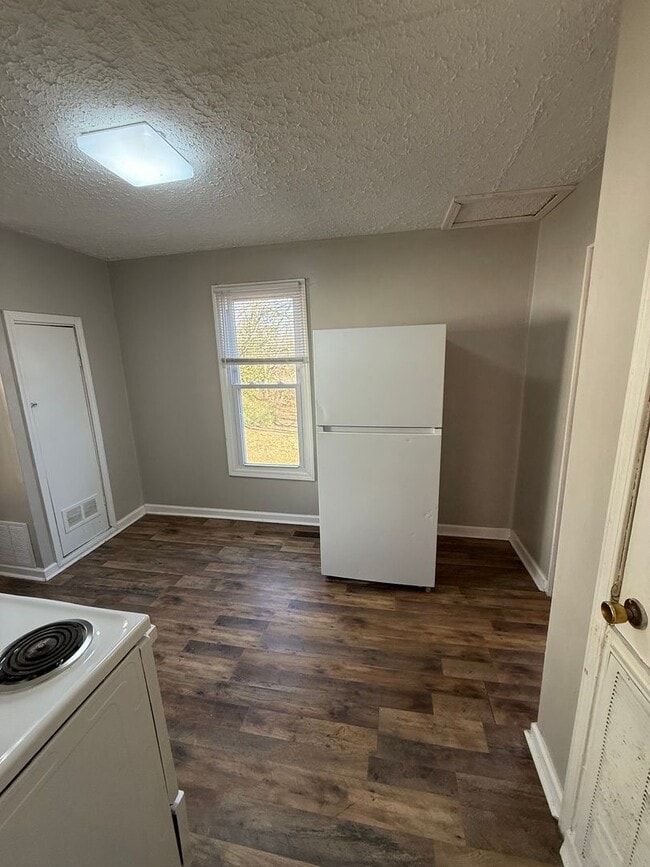 Building Photo - 223 Sunset Ave