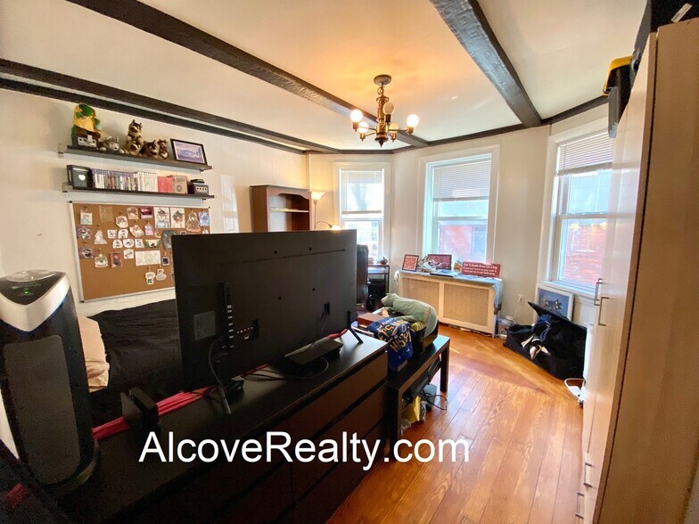 Building Photo - 95 Belmont St