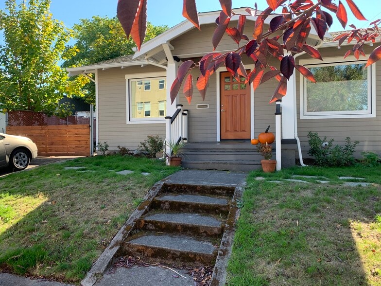 Front Enterence - 824 N Killingsworth Ct