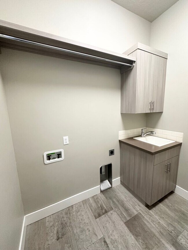 Building Photo - Rarely available in the most preferred River District! Available July 2026