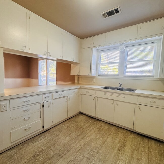 Building Photo - 3148 Alamo Ave