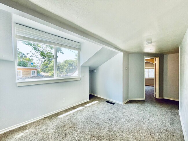 Building Photo - 1403 S 99th St