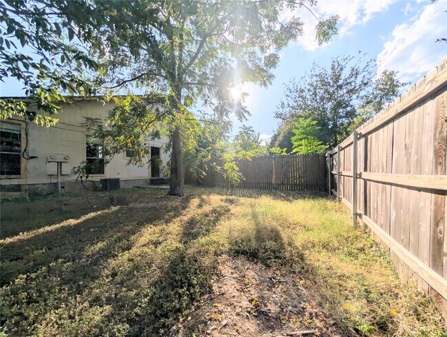 Building Photo - 2014 Redwing Way