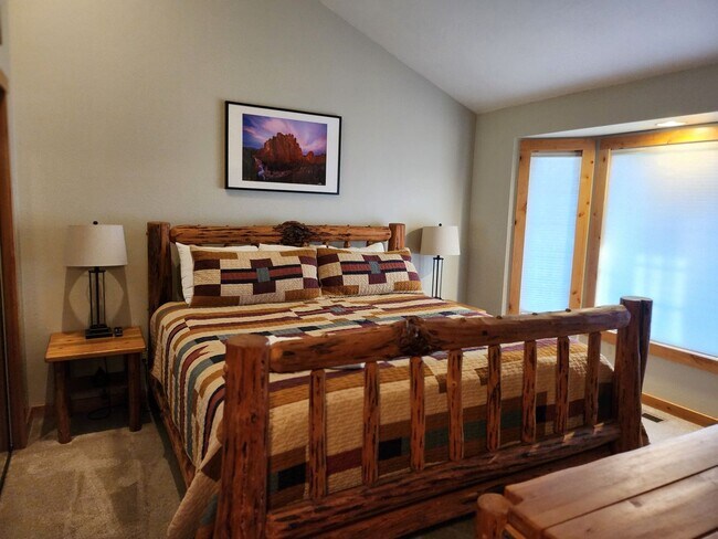 Building Photo - Seasonal Rental - Available through April 30, 2026