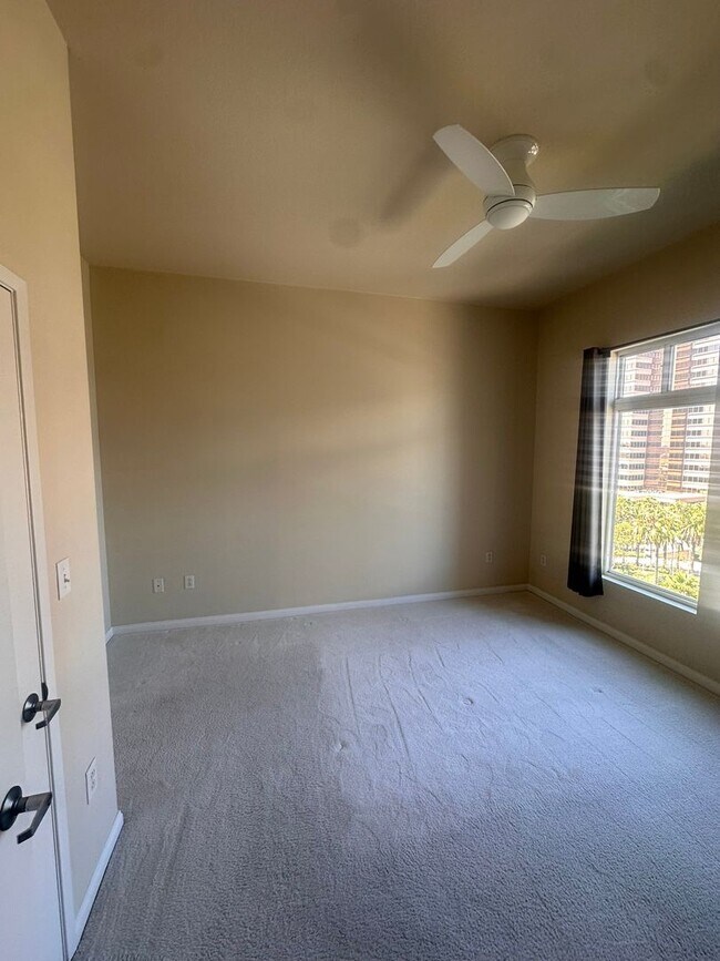 Building Photo - 1BR High-Rise with Balcony & Views