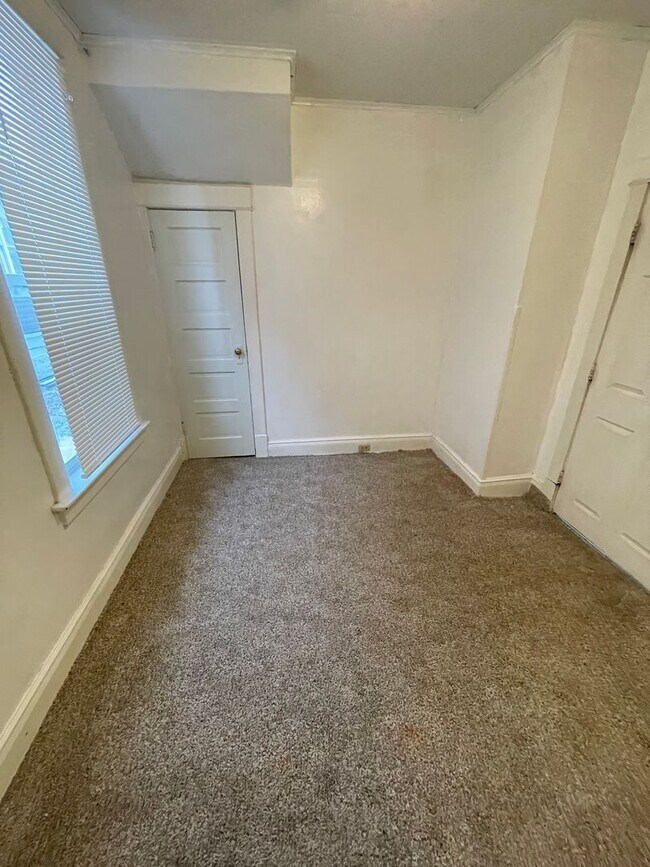 Building Photo - 1302 W 1st St