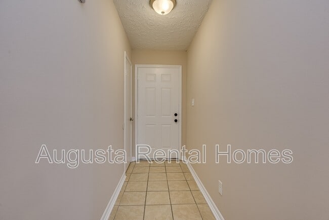 Building Photo - 3859 Fairington Dr