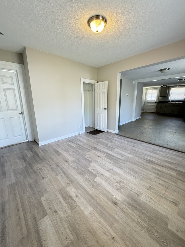 Building Photo - 919 N Walnut St