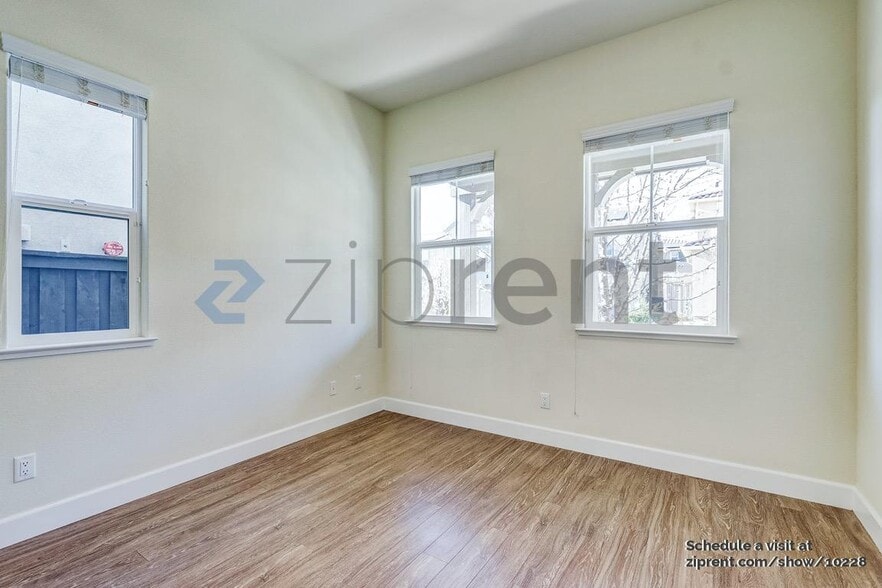Building Photo - 941 Bracken Ct
