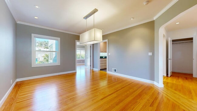 Building Photo - Charming, Renovated 3BR + Sunroom / 3.5 BA...