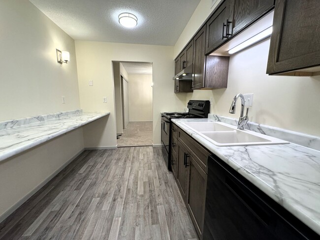 Building Photo - Colony Way Condo! Cable Included! All Bran...