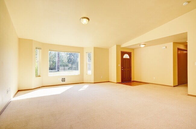 Building Photo - Spacious Coupeville Home! Dogs are Negotiable!