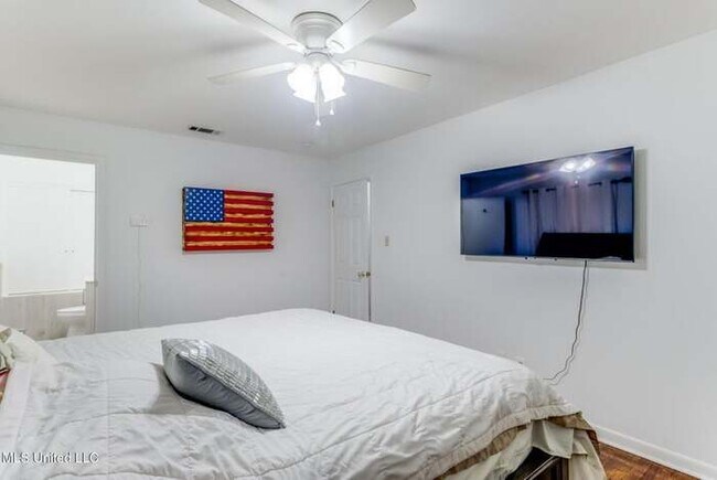 Building Photo - 15305 Northwood Dr