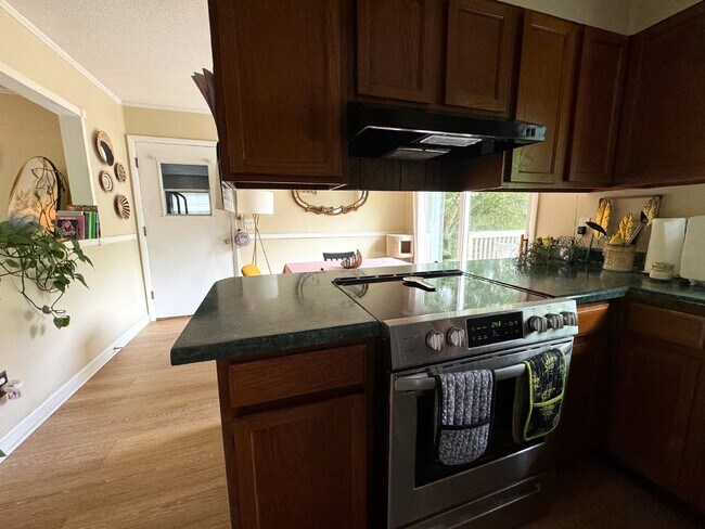 Building Photo - "Charming 3-Bedroom Retreat with Gleaming Hardwood Floors in Hendersonville!"