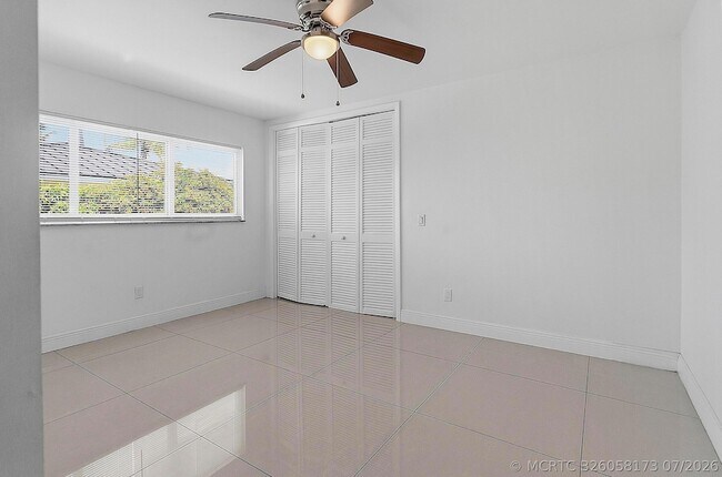 Building Photo - 2910 NE 40th Ct