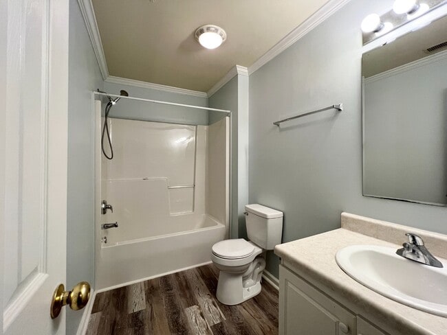 Building Photo - Spacious 2 Bed Condo!