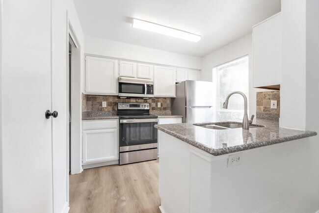 Building Photo - 3900 Woodchase Dr
