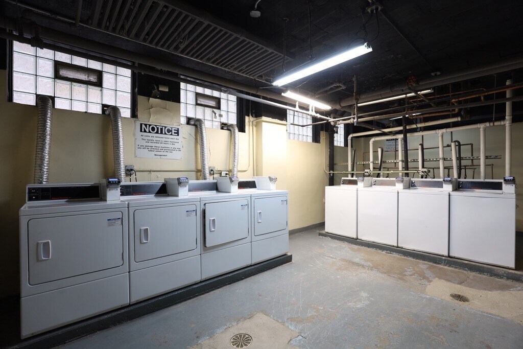 Building Photo - 510 W Belmont Ave