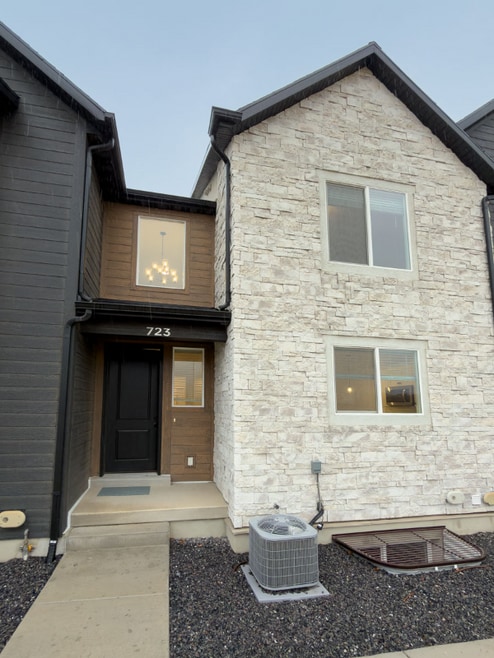 Building Photo - 723 Desert Willow Dr