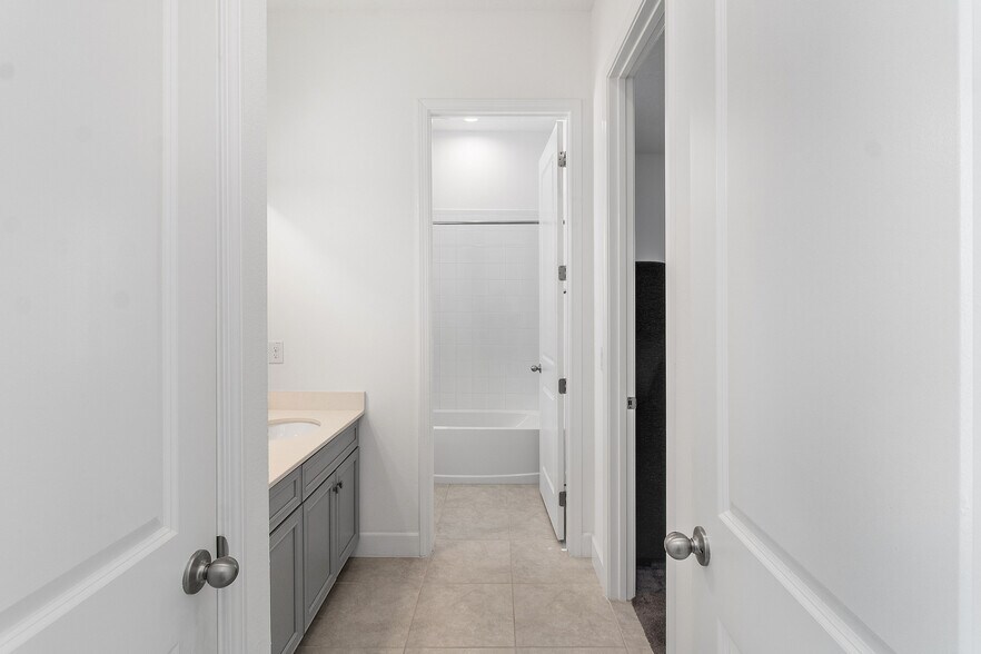 Building Photo - 7531 Mandarin Grove Way