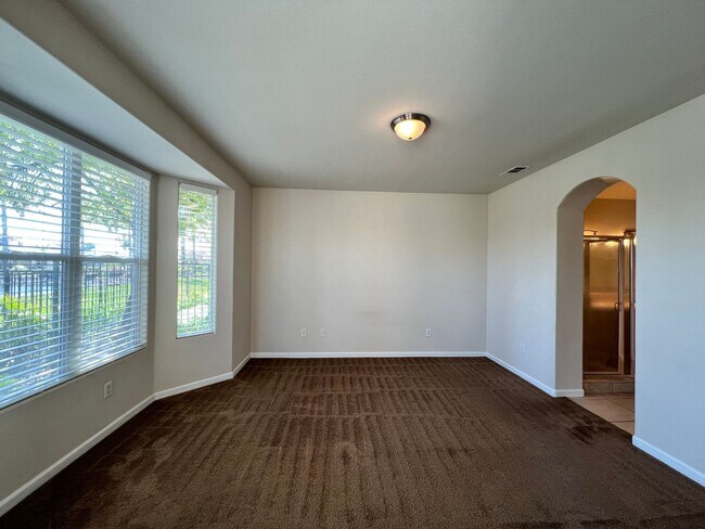 Building Photo - Beautiful 4 Bedroom Home in the Villas Gat...