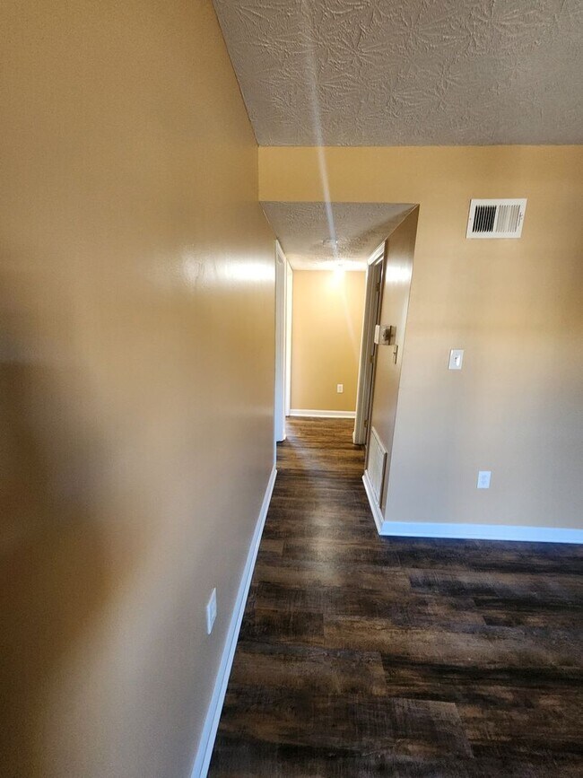 Building Photo - Spacious 2 bedroom 2 full bath first floor apartment for rent!!