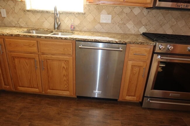 Building Photo - 1544 Sweetbriar Dr