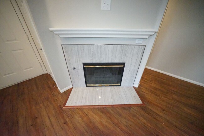 Building Photo - SHOWINGS AVAILABLE NOW