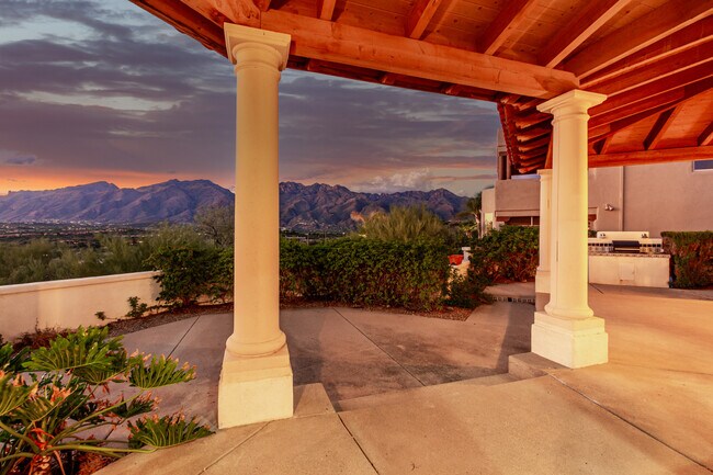 Catalina Foothills 4 bedroom 4 bath Home located in prestigious Canyon Ridge. 270-degree VIEWS! - 4667 N Rocky Crest Plz