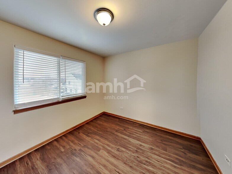 Building Photo - 902 Thorn Creek Dr