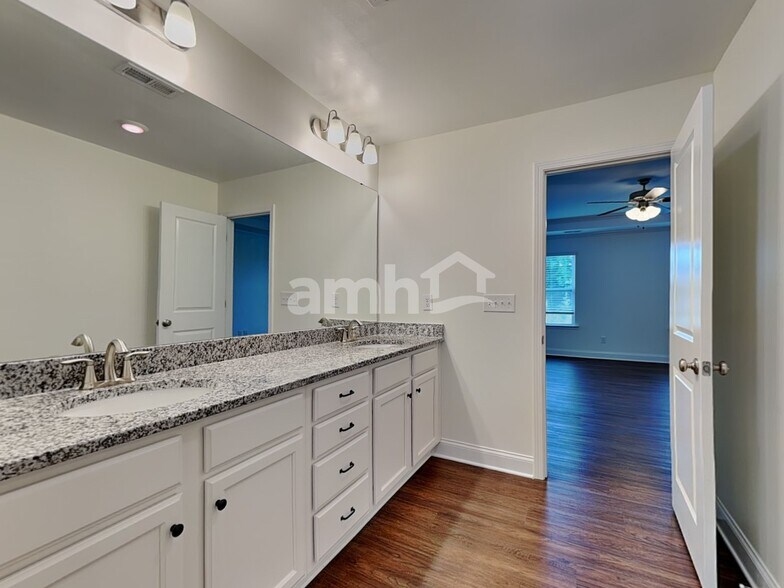 Building Photo - 155 Twin River Dr