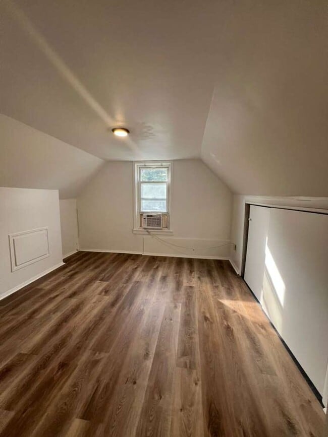 Building Photo - Updated 3-Bedroom Single-Family Home in th...