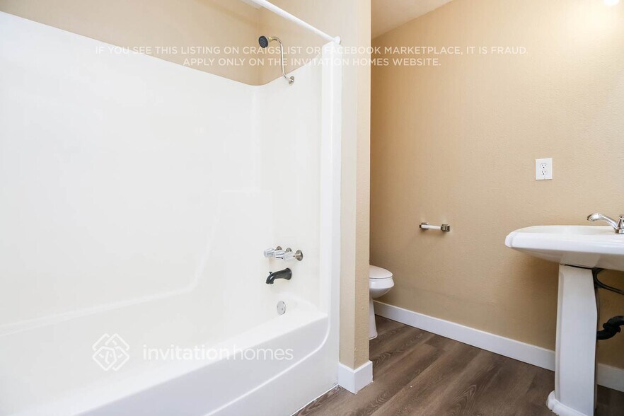 Building Photo - 51 E 8th Dr