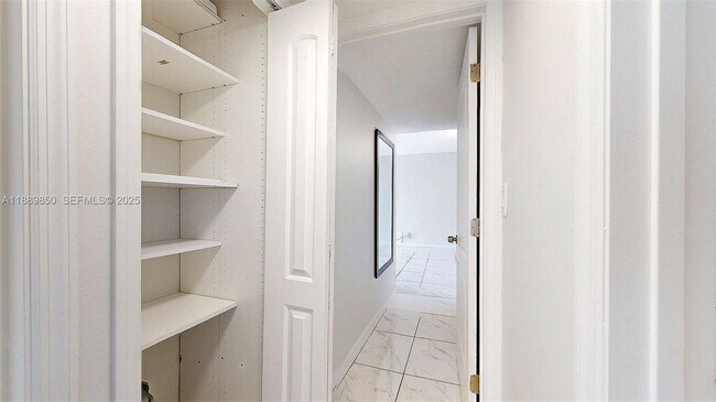 Building Photo - 1000 Parkview Dr