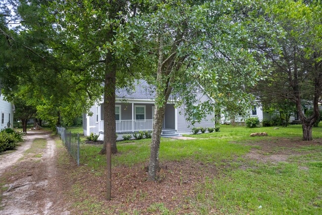 Building Photo - Welcome to this Beautiful Home nestled in the heart of Sumter, SC.