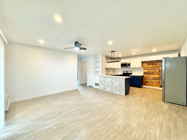 Building Photo - Beautifully Remodeled 2Bd/1BaCondo With Co...