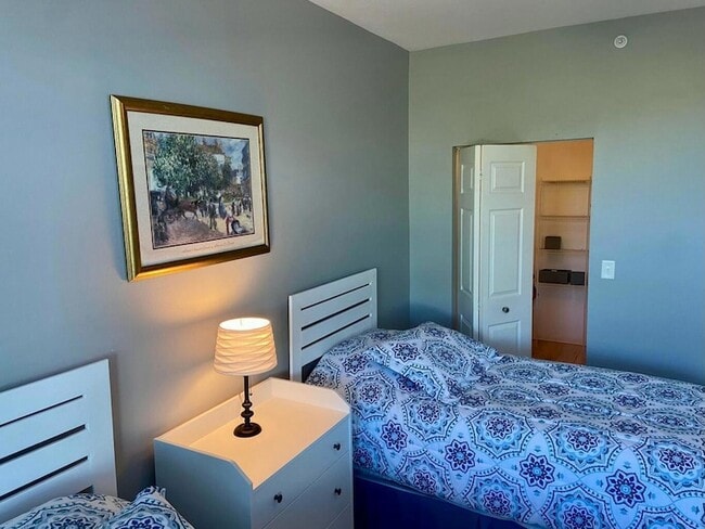 Building Photo - 802 W Windward Way