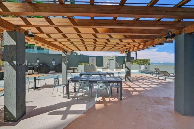 Building Photo - 1750 N Bayshore Dr