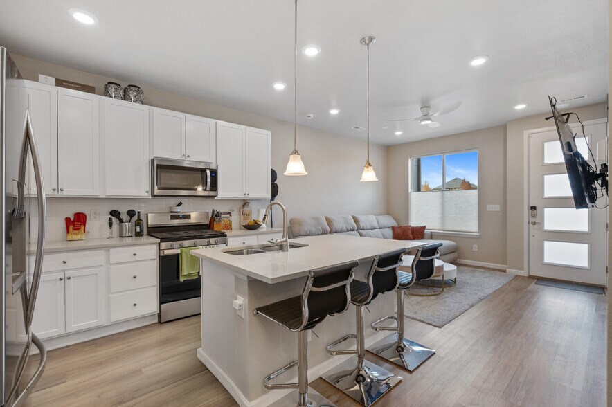 Building Photo - 1837 S Poplar Ct