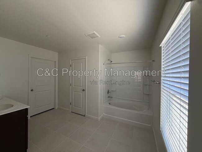 Building Photo - 2208 S Helm Ave