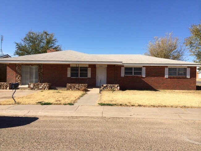 Primary Photo - 1802 S Avenue A