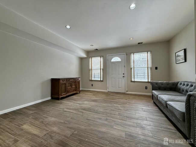 Building Photo - 17 Florida Grove Rd