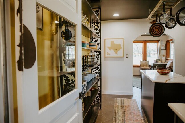 Building Photo - 604 W Pecan Dr