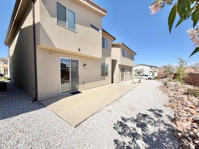 Building Photo - Beautiful 3 bed 2.5 bath Home!