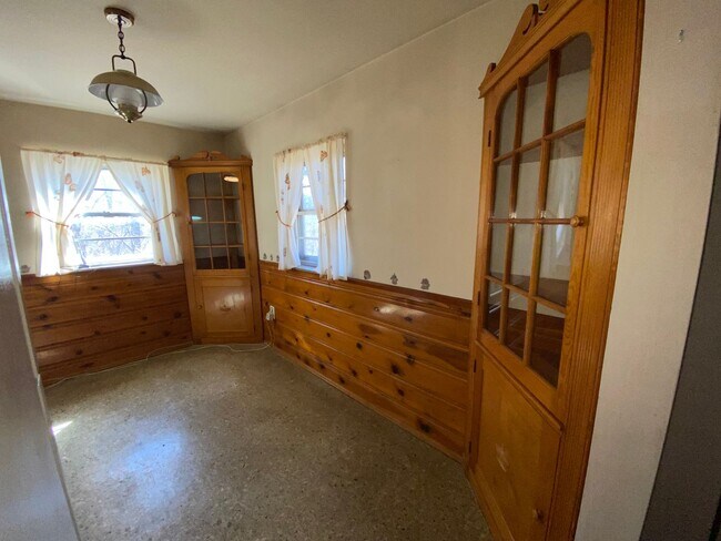 Building Photo - Private Charming Home!